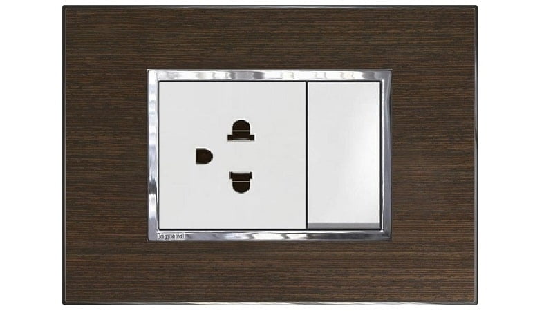 Ổ cắm điện là thiết bị điện rất thân thuộc với tất cả mọi người trong các gia đình