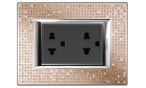 Ổ cắm âm tường có bề mặt trơn bóng và trắng mịn.